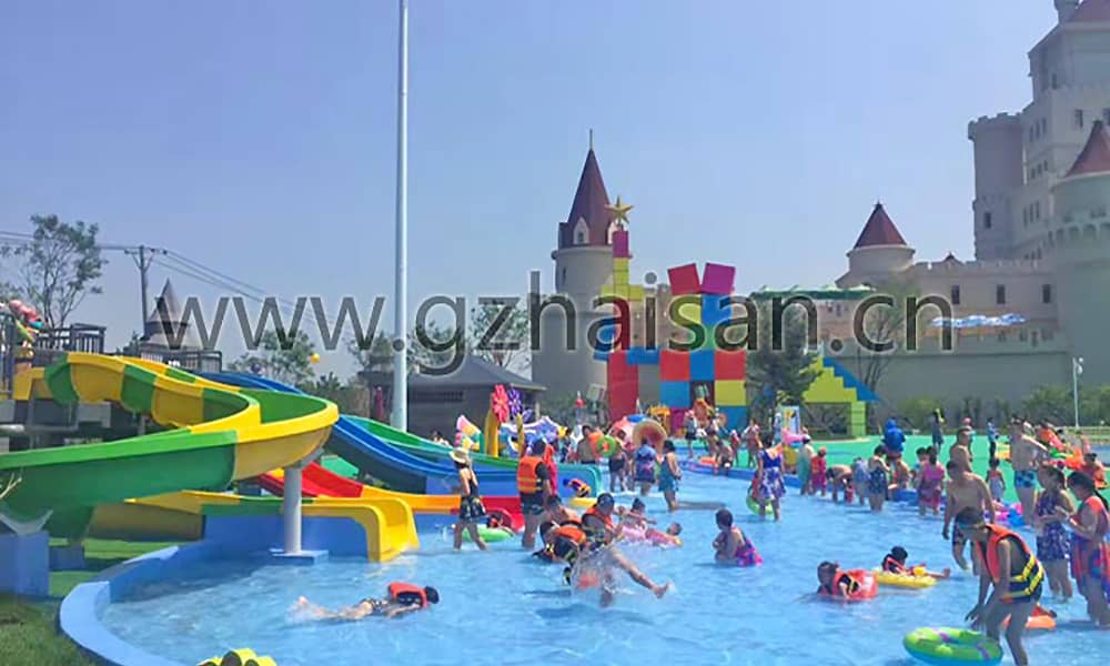 合家欢乐的儿童嬉水天地
