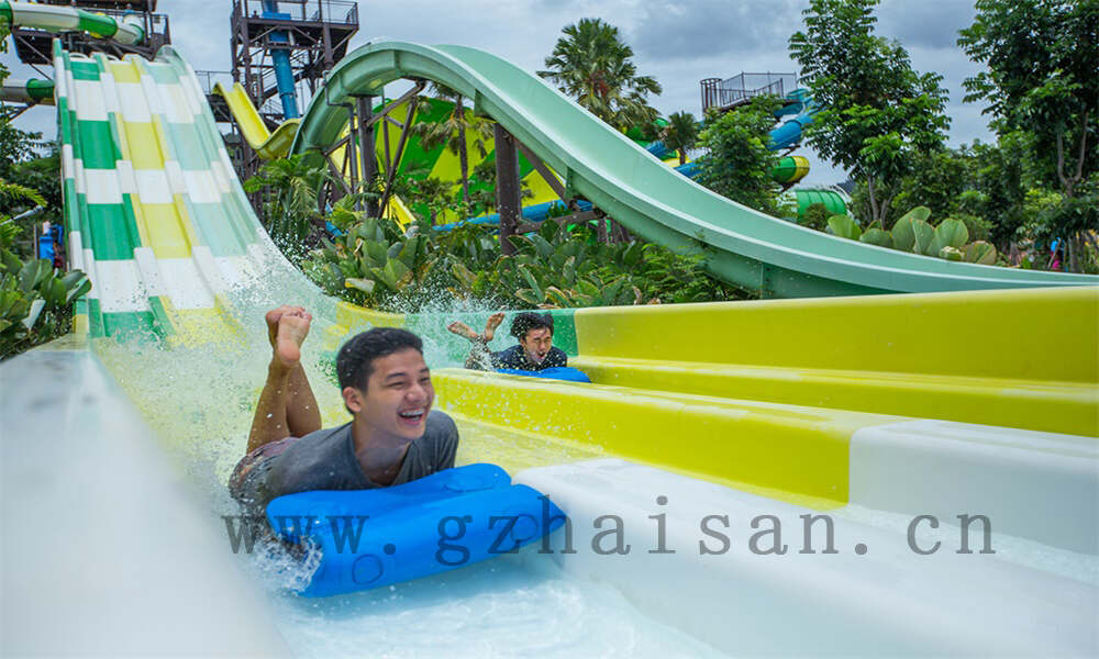 水上滑梯大型盛宴，畅享激流勇进的快感
