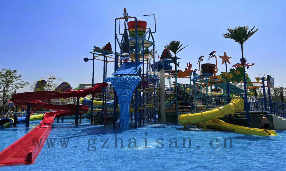 水上乐园漏斗水滑梯，刺激好玩