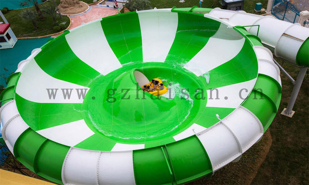 如何规划水上乐园的商业和娱乐设施？