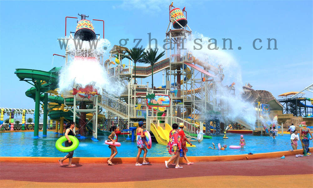 水上彩虹滑梯，畅享清凉夏日